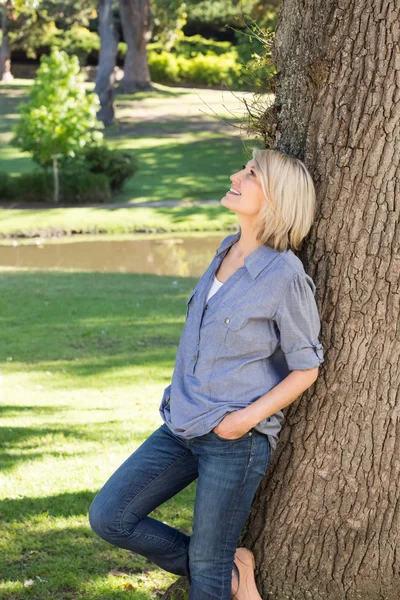 Tankeväckande kvinna i park — Stockfoto