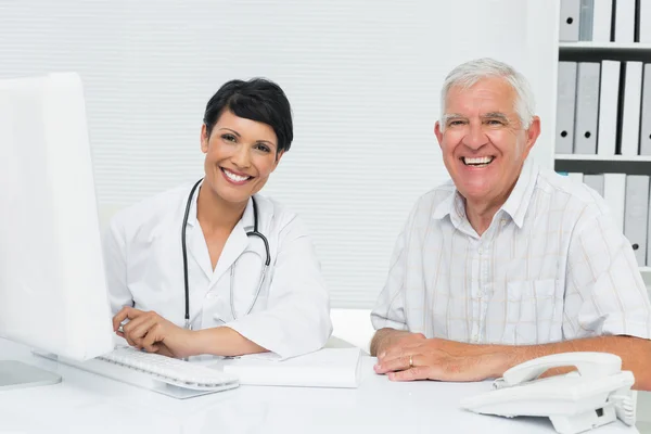 Porträt einer glücklichen Ärztin mit männlichem Patienten — Stockfoto