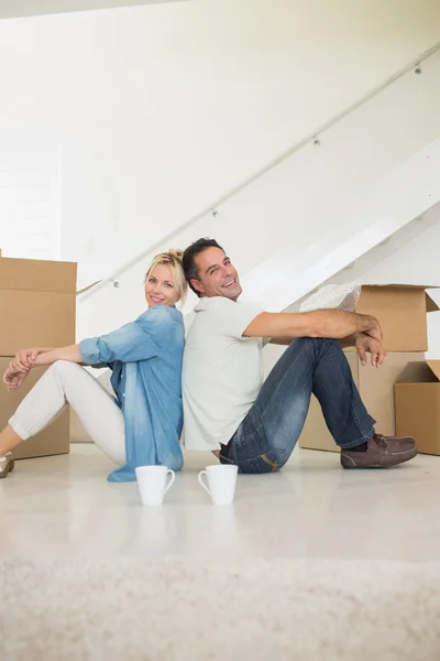 Couple with cups and boxes — Stock Photo, Image