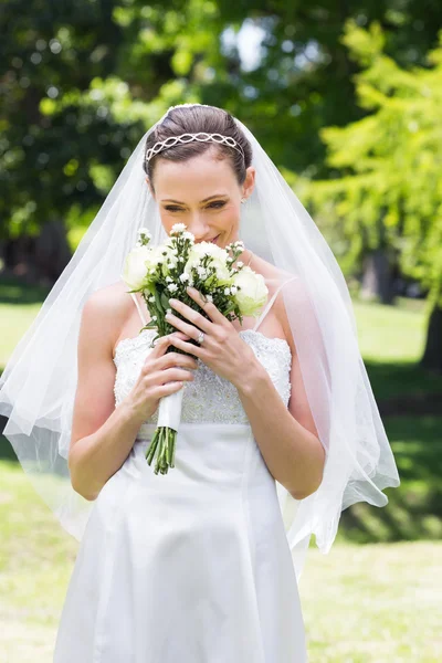 Braut duftet nach frischen Blumen — Stockfoto