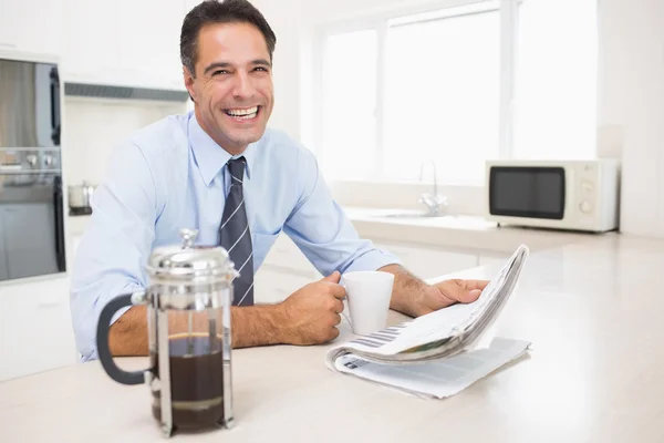 Man med kaffekoppen och tidningen — Stockfoto