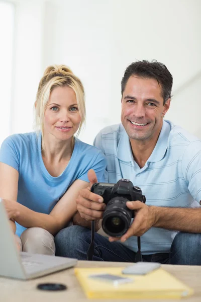 Couple with camera and laptop — Stock Photo, Image