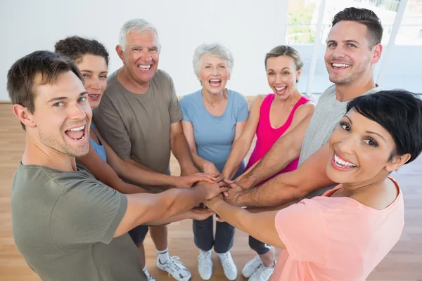 Sportieve mensen hand in hand samen — Stockfoto