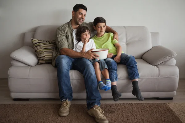 Padre e hijos viendo la televisión — Foto de Stock