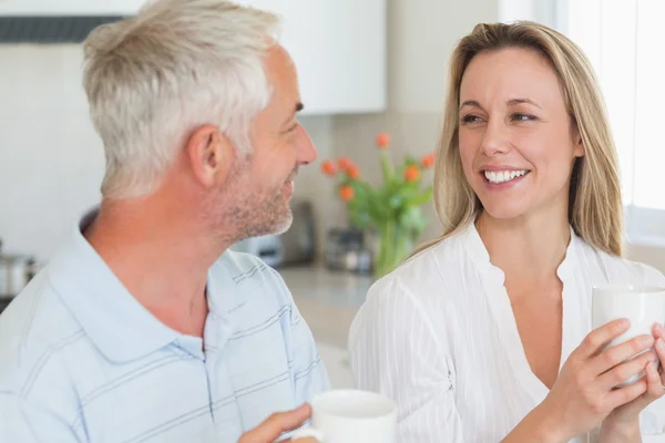 Leende par ha kaffe tillsammans — Stockfoto