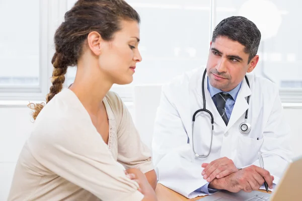 Médico y paciente en discusión en consultorio médico — Foto de Stock