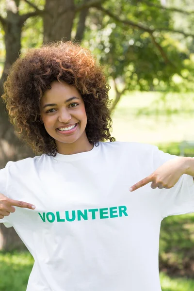 Ambientalista apontando para camiseta voluntária — Fotografia de Stock