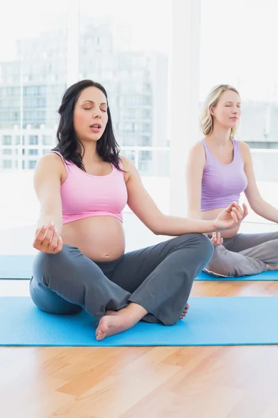 Zwangere vrouwen mediteren — Stockfoto