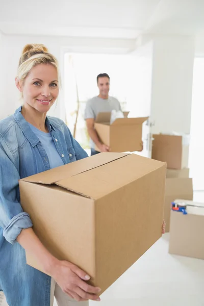 Couple moving together in a new house — Stock Photo, Image