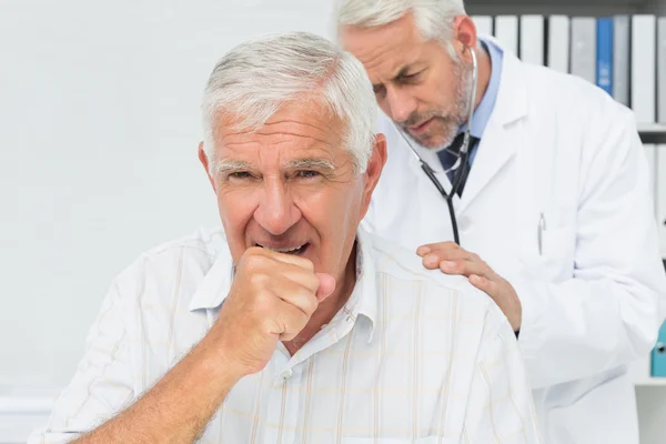 Männliche Seniorin beim Arztbesuch — Stockfoto