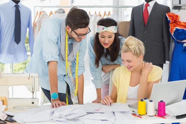 Diseñadores de moda en el trabajo — Foto de Stock