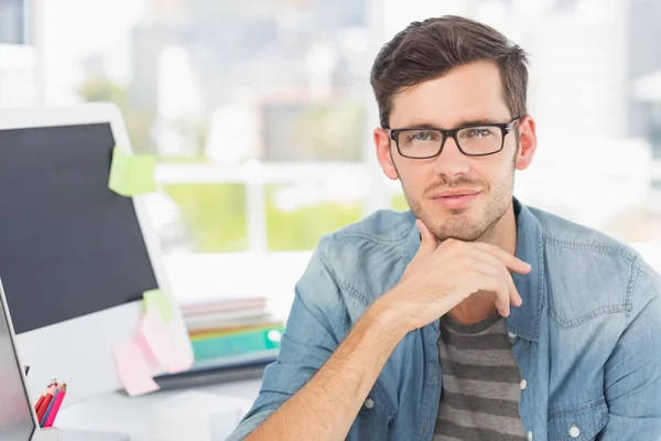 Éditeur de photo masculin occasionnel dans un bureau lumineux — Photo