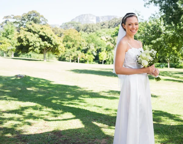 Noiva segurando buquê de flores no jardim — Fotografia de Stock