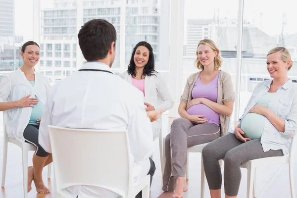 Donne incinte in classe prenatale — Foto Stock