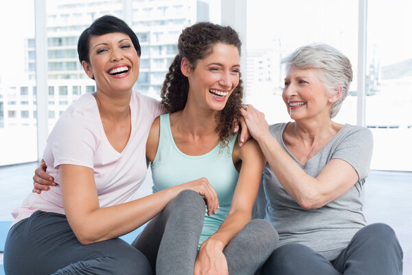 Cheerful fit women in yoga class — Stock Photo, Image