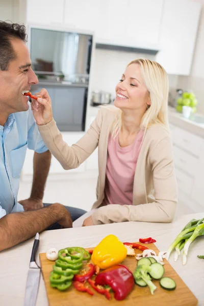 Frau füttert Mann mit Gemüse — Stockfoto