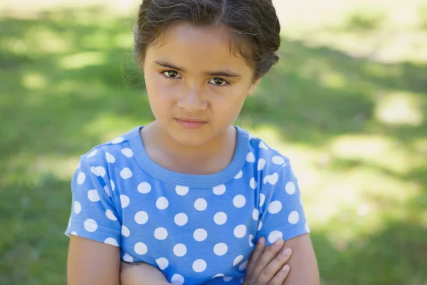 Retrato de cerca de una chica en el parque — Foto de Stock