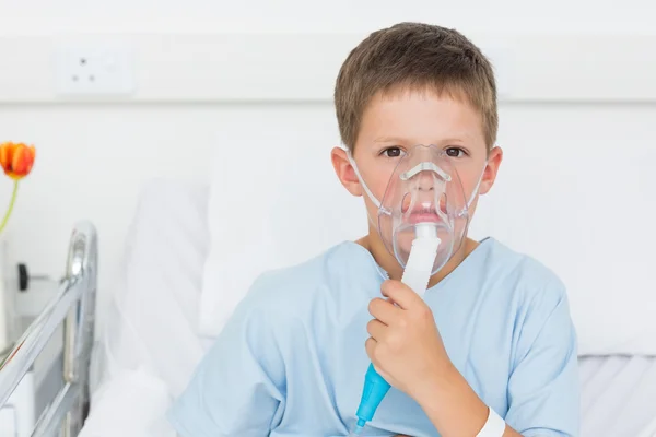 Boy wearing oxygen mask in hospital bed — Stock Photo, Image