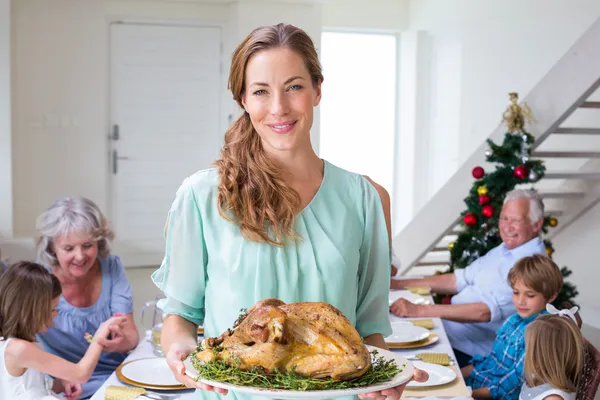 Moeder met Kerst maaltijd — Stockfoto