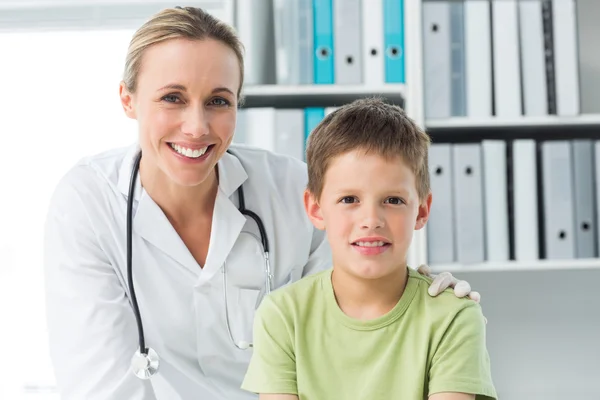 Médico amigável com menino na clínica — Fotografia de Stock