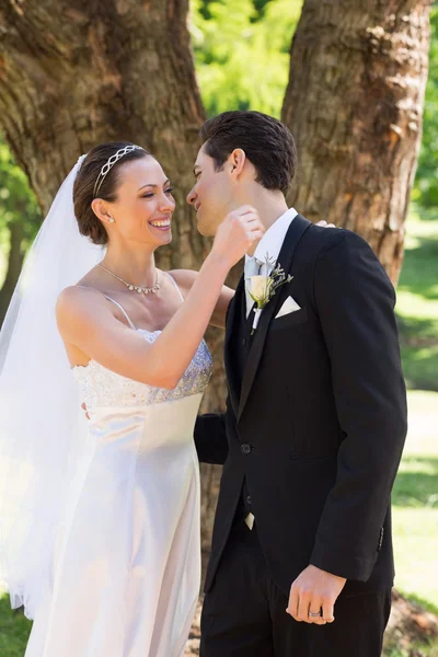 Casamento recém-casado prestes a abraçar — Fotografia de Stock