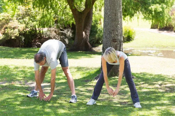 Parkta egzersiz yapan çift. — Stok fotoğraf