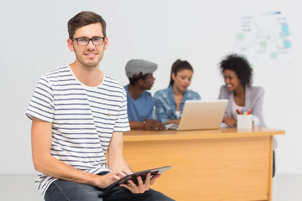 Künstler nutzt digitales Tablet mit Kollegen — Stockfoto