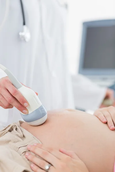 Médico realizando ultra-som na mulher grávida — Fotografia de Stock