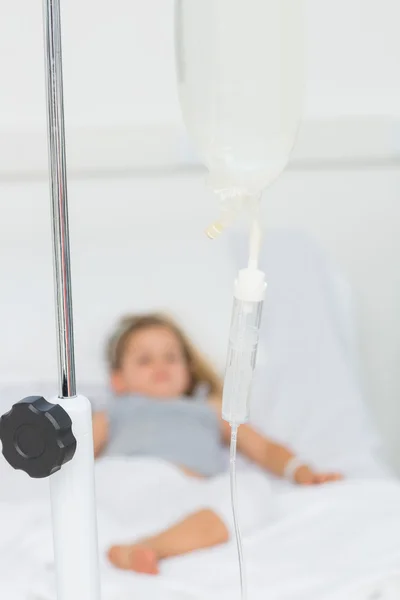 IV infuus met ziek meisje in ziekenhuisbed — Stockfoto