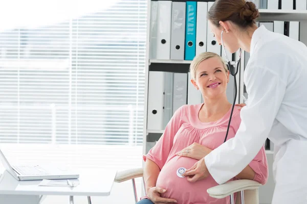 Médico examinando mulher grávida — Fotografia de Stock