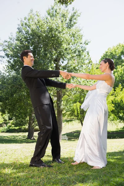 Casamento recém-casado desfrutando no parque — Fotografia de Stock
