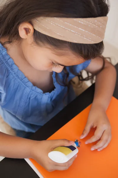 Chica haciendo artesanía — Foto de Stock