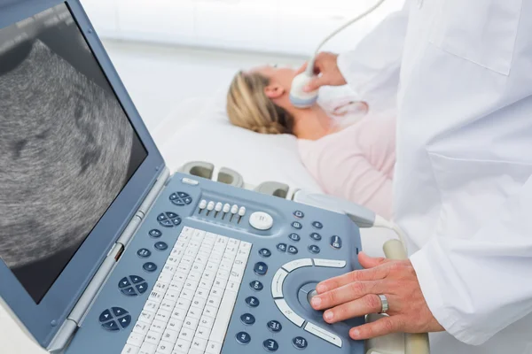 Médico que utiliza ultrassonografia no pescoço de paciente do sexo feminino — Fotografia de Stock