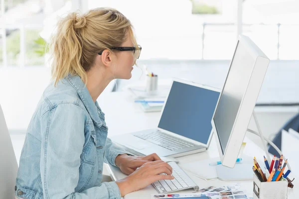 Blond designer arbetar på hennes skrivbord — Stockfoto