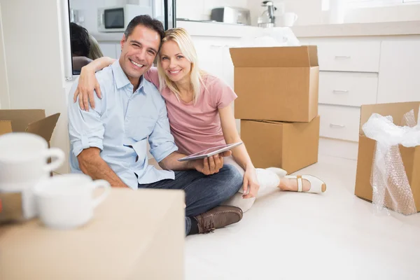 Couple using tablet in new house — Stock Photo, Image