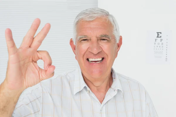 Uomo gesticolando ok con grafico degli occhi — Foto Stock