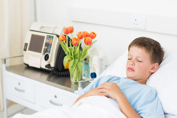 Chłopiec w szpitalnym łóżku — Zdjęcie stockowe