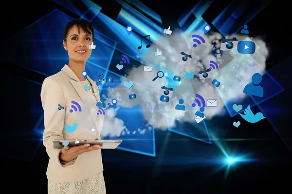 Affärskvinna anläggning tablett med moln och app ikoner — Stockfoto
