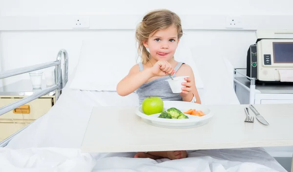 Больная девочка ест здоровую пищу в больнице — стоковое фото