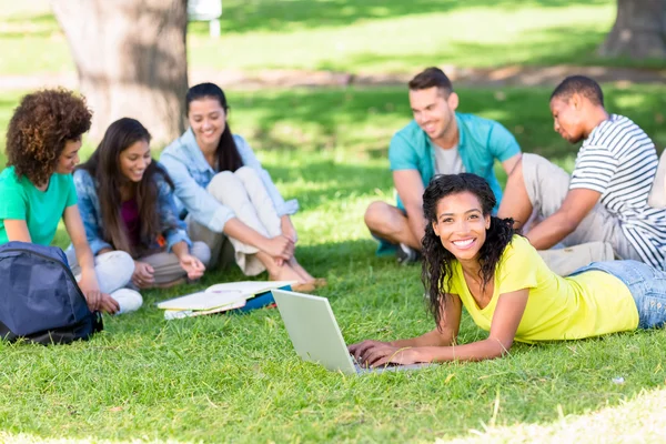 Studentów uczących się na terenie kampusu — Zdjęcie stockowe