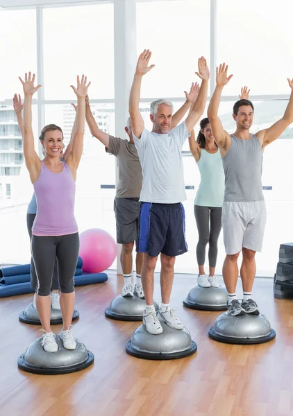 Gente sonriente haciendo ejercicio de fitness — Foto de Stock