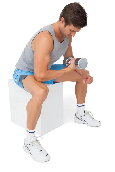 Vista lateral de un hombre en forma haciendo ejercicio con mancuerna — Foto de Stock