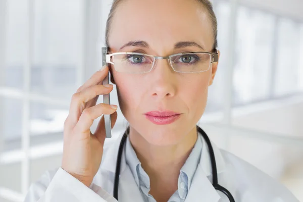 Vértes egy gyönyörű nő orvos mobiltelefon használata — Stock Fotó