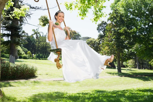 Bruid swingen in tuin — Stockfoto