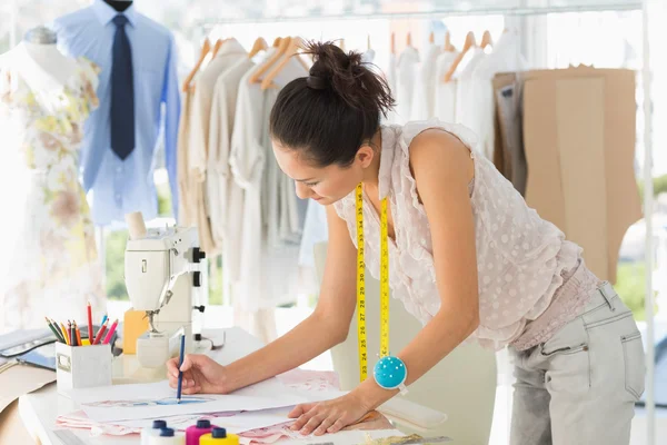 Modedesignerin arbeitet an Kleid — Stockfoto