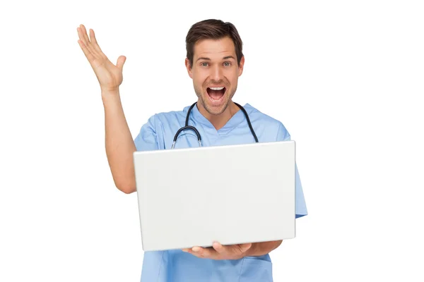 Retrato de um cirurgião masculino com gritos de laptop — Fotografia de Stock