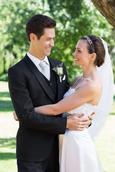 Casamento recém-casado abraçando no jardim — Fotografia de Stock