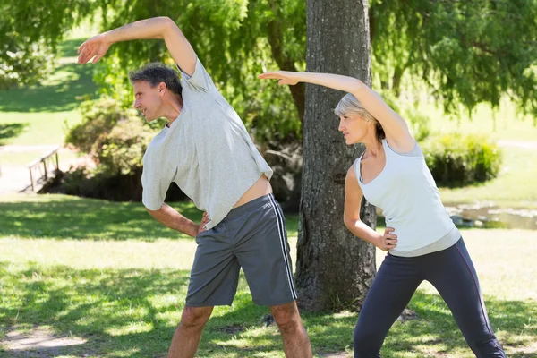 Paar stretching oefening doen — Stockfoto