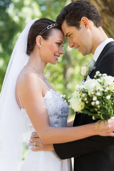 Novia y novio en el jardín —  Fotos de Stock