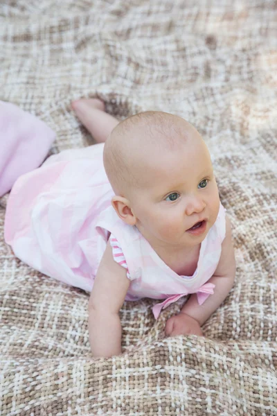 Niedliches Baby auf Decke liegend — Stockfoto